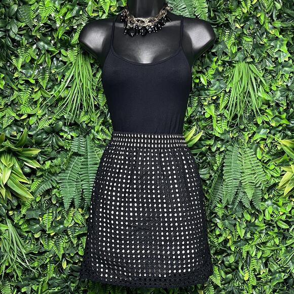 ANN TAYLOR LOFT Skirt Women XS Black Nude Lining‎ Eyelet Embroidered Mini 2730 - Picture 2 of 8